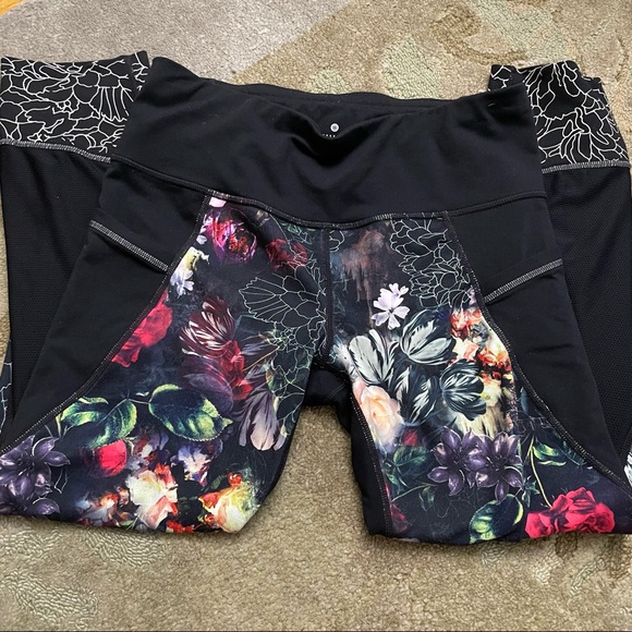 Athleta Pants - Athleta small floral leggings with pockets